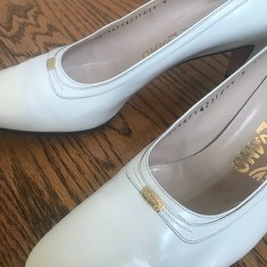 Authentic Classic Ferragamo pumps w logo detail